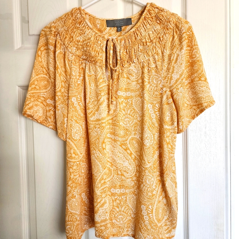 Berkley Jensen ☆ Women's Yellow & White Paisley Top. Pit - Pit 20"